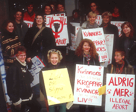 Foto från demonstration mot inskränkningar i aborträtten