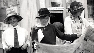 Detalj av foto av tidningsläsande damer från 1900-talets början