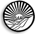 Rund logotype för Solax, med texten i mitten, som i en en sol, som strålar ut överallt, utom längst ner där det är mark