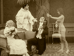Bild ur filmen med den nakna kvinnan till höger och tre andra däromkring