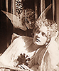 Foto ur en film, där en kvinna vilar huvudet mot armen och en ängel viskar i hennes öra
