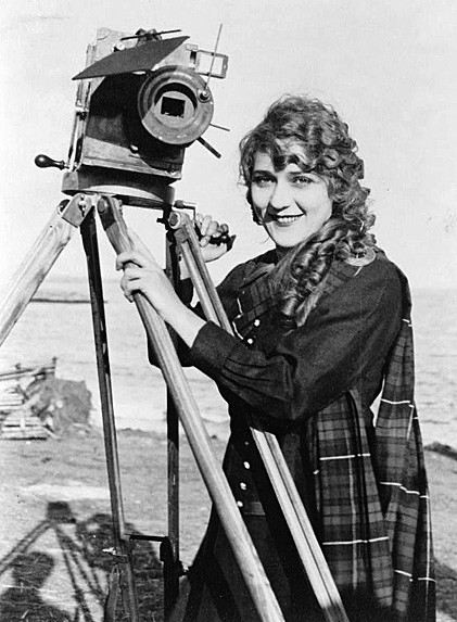 Mary Pickford med kamera