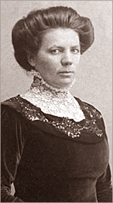 Foto av Ida Aalle-Teljo i halvfigur med uppsatt hår och höghalsad spetsblus