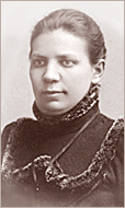 Porträttfoto av ung Ida med höghalsad blus med pälskrage