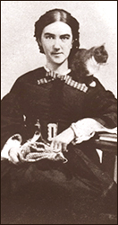 Foto av Ellen i halvfigur med en katt på ena axeln