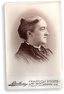 Visitkortsbild av Ellen i profil med fotografens namn angivet och det framgår attd et är i Boston