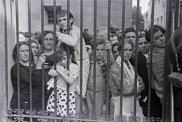 Folksamling utanför bårhuset i Valencia efter en raid