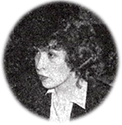 Porträttbild av June Tarpé Mills som tittar åt sidan.