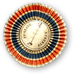 En cockarde, alltså rund dekoration för kläder i Frankrikes färger och med texten Egalité respektive Liberté