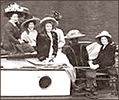 Litet foto av några kvinnor som sitter på en båt