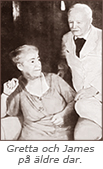 Foto av Gretta sittande och James stående bredvid henne. Under bilden står: Gretta och James på äldre dar.