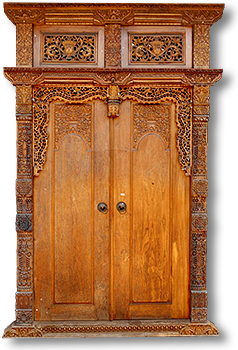 Foto av typisk javanesisk dörr med myller av träornament