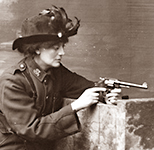 Foto i halvfigur av Markievicz i uniform med en pistol i händerna