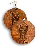 Foto av två bruna örhängen med en illustration i form av ett porträtt av Nanny på.