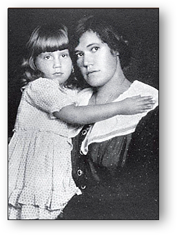 Foto av Ellen Rydelius med cirka 5-åriga dottern Ria i famnen, båda ser in i kameran