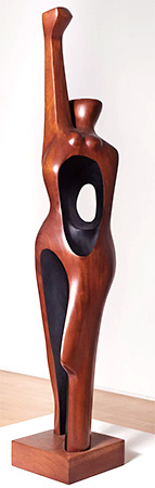 Träskulptur av kvinna med lyft hand och knuten näve