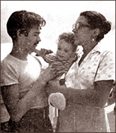 Foto av Mora och Catlett med en liten pojke i famnen mellan sig