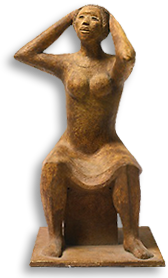 Skulptur av sittande kvinna som håller händerna i håret