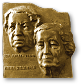 Relief av Miina och Ida Aalle-Teljo, alltså deras porträtt och namn