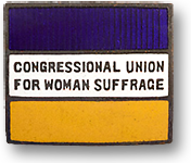 Märke med färgerna lila, vitt och guld och texten Congressional Union  for Woman Suffrage