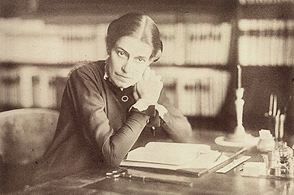 Honorine Hermelin framför ett skrivbord, blickandes in i kameran