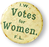 Rockmärke med grön text där det står "Votes for Women" och "I.W.F.L."