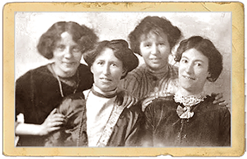 Foto av fyra kvinnor från axlar och uppåt, monterat på en papperram