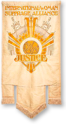Foto av IWSA:s standar i gula toner med texten International Woman Suffrage Alliance överst och mitt i bilden: Justice