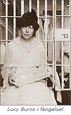 Foto av en kvinna som sitter vid en celldörr. Hon ser allvarligt rakt in i kameran. Under bilden står: Lucy Burns i fängelset.