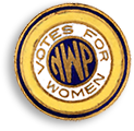 Rockmärke med texten "Votes for Women" i guld mot vit botten runt en blå ring med NWP i guldfärg och ytterst kom gult, guld och blått igen i en ram