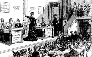 Illustration av en kvinna som står på ett podie och talar framför massor av folk. Bakom henne på podiet sitter ett antal kvinnor bakom bord och på borden hänger affischer med texten "Join the National Woman's Suffrage Association"