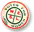 Gammaldags rockmärke med texten Votes for Women i grönt och bokstäverna W.E.S.L. i rött i mitten