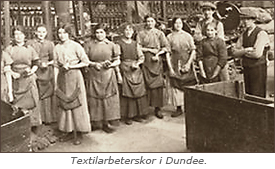 Foto av åtta kvinnor och två män i en fabrik. Under bilden står: Textilarbeterskor i Dundee.