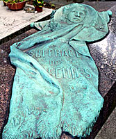 Hubertine Auclerts gravsten, med texten Suffrage des Femmes
