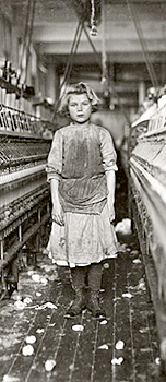 Foto av flicka arbetande i bomullsfabrik
