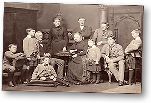 Foto av hela familjen Macmillan med mamma och pappa sittande med Chrystal stående mellan sig och alla åtta bröderna runt omkirng dem
