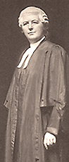 Foto i halvfigur av Chrystal Macmillan införd juristkappa och peruk