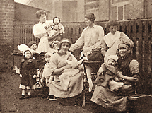 Foto av kvinnor ioch små barn på en bakgråd
