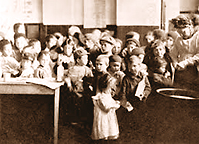 Foto av många barn som tilldelas mjölk