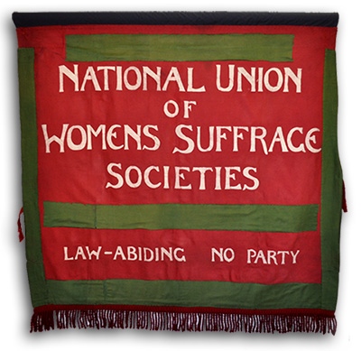 Grön och röd fana med texten: National Union of Womens Suffrage Societies - law-abiding - no party