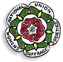 Litet rockmärke i form av en blomma där varje ord i organisationens namn står på varsitt blomblad, allt i rött, grönt och vitt