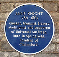 Foto av en rund, blå plakett mot en stenvägg. På plaketten står det "Anne Knight 1786-1862, Quaker, Feminist, Slavery Abolitionist and supporter of Universal Suffrage. Born in Springfield. Resident of Chelmsford.