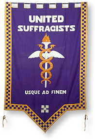 Foto av en fana med texten "United Suffragists" och "Usque ad Finem" (ungefär: "till slutet") i vit text på lila botten, med en rutad ram i gult och lila