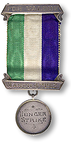 Medalj för hungerstrejkande, med suffragetternas färger grönt, vitt och lila