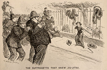 Illustration av kvinna som står i försvarsställning till höger i bild mot ett högt staket. Till vänster skrämda polisen. På staketet hänger poliser som verkar kastade dit. Under bilden står: The Suffragette that knew jiu-jitsu