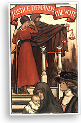 Affisch av några kvinnor varav en håller i en vågskål och en annan i en banderoll med texten Justice Demands The Vote i vita bokstäver på röd botten. Framför dem står två kvinnor, en med hatt och en med sjal, och kvinnan med sjalen bär på en baby