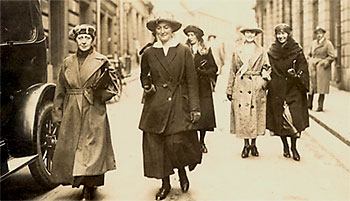 Eva Andén med flera på väg för att rösta 1921.