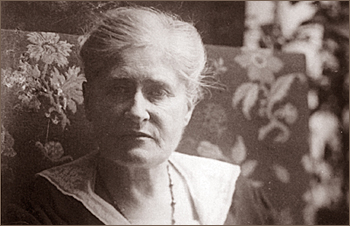 Porträttfoto av Lydia Wahlström 1929. Hon ser rakt in i kameran och har inga glasögon på sig.