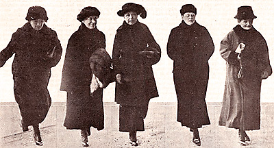 Foto ur en gammal tidning med de fem kvinnorna som först kom in i riksdagen, de kommer gående mot kameran iförda hattar och kappor