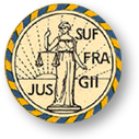 IWSA:s runda symbol med Fru Justitia med sin vågskol, en soluppgång i bakgrunden och orden JUS SUF FRA GII omkring